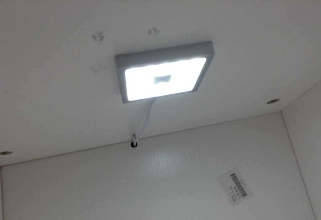 Монтаж точечных светильников в натяжной потолок - пошаговая инструкция, схема установки, подключение светодиодных ламп с драйвером