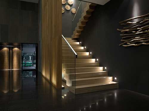 Подсветка лестницы на ступенях (33 фото): конструкции со светодиодной лентой, светильники для ступенек кинотеатра