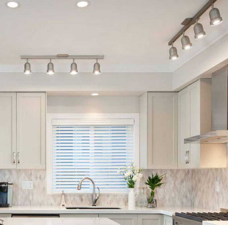 Расположение светильников на кухне: натяжной потолок с источниками света