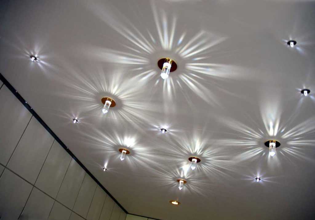 Как расположить светильники на натяжном потолке — с люстрой и без люстры