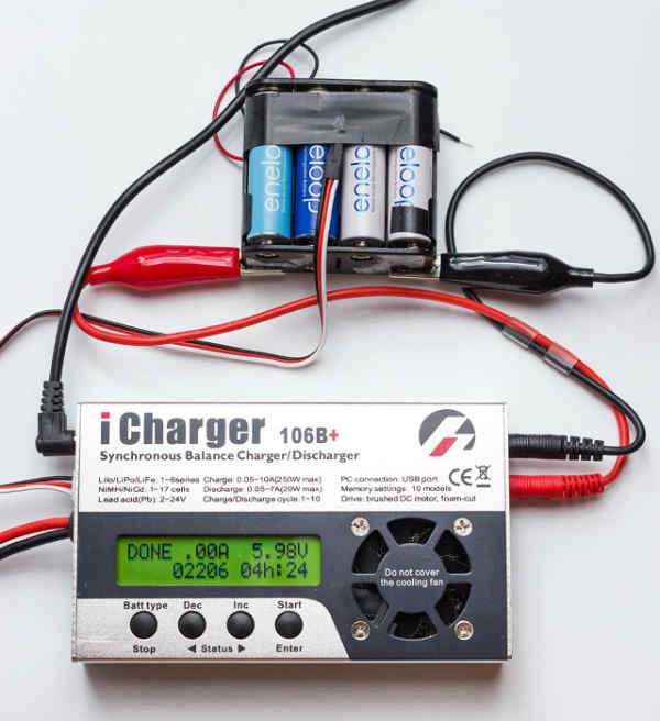 Предлагаемое зарядное устройство позволяет ускорить процесс зарядки достаточно распространенных NiMH аккумуляторов Конструкция зарядного устройства