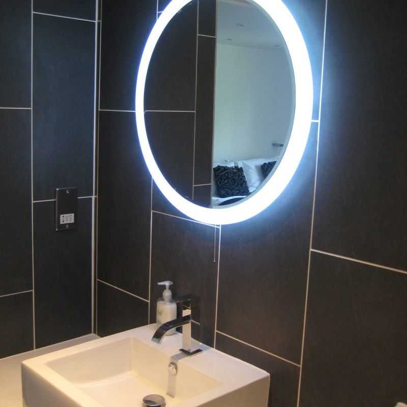 Зеркало с подсветкой в ванную: разновидности, рекомендации по выбору