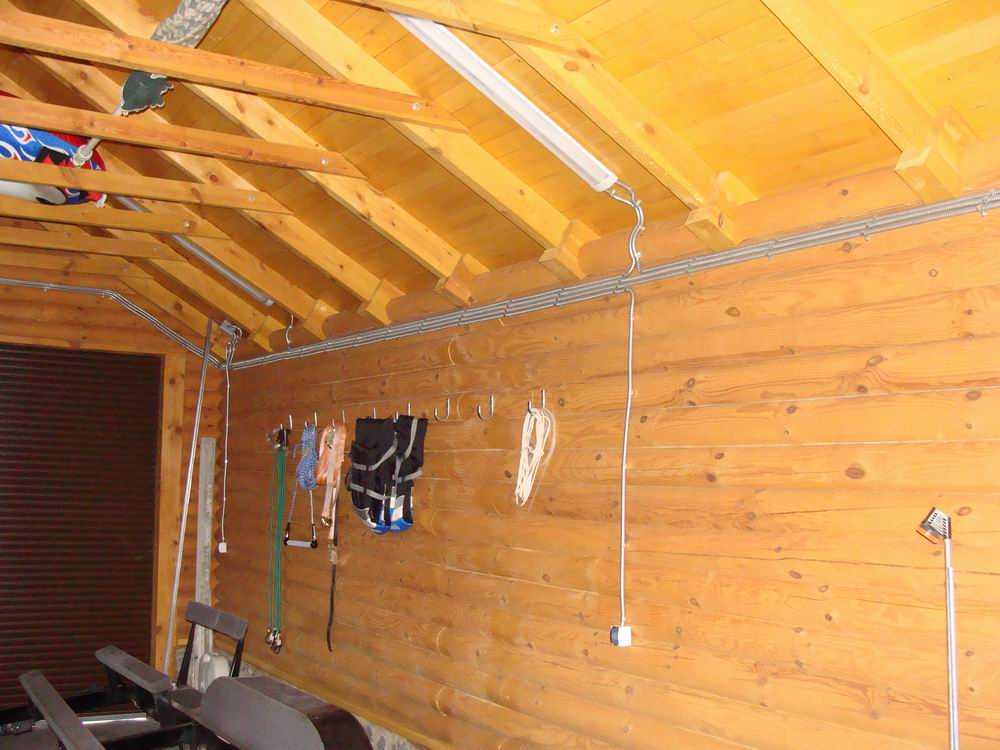 Особенности прокладки электропроводки в деревянном доме