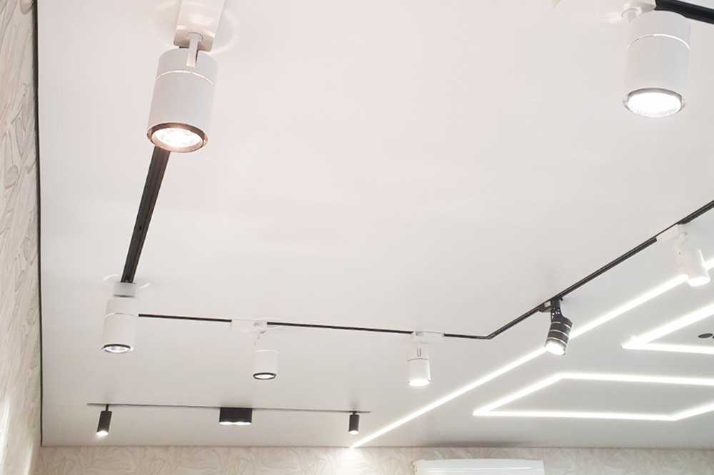Установка трековых светильников в натяжной потолок