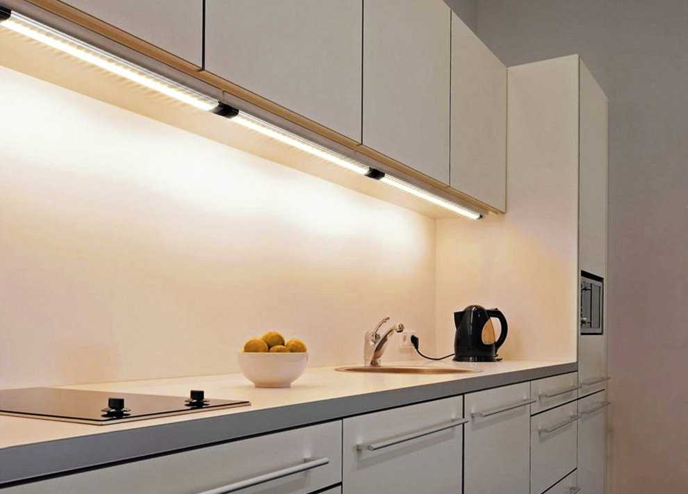 Выбор и монтаж подсветки под шкафы на кухне: описываем во всех подробностях