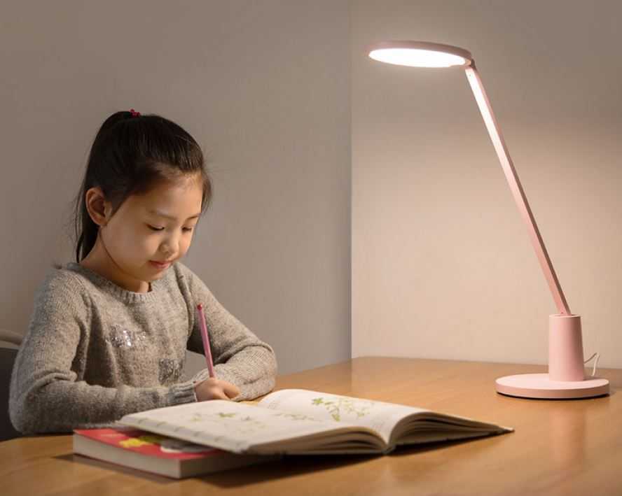 Как выбрать настольную лампу для школьника?