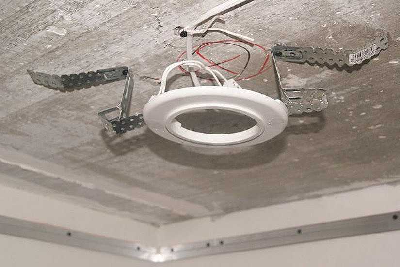 Установка светильников в гипсокартонный потолок