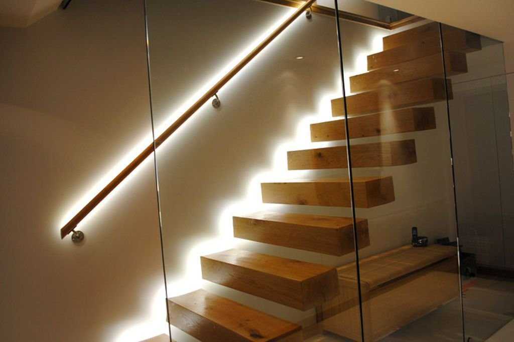 Подсветка лестницы: особенности и разновидности