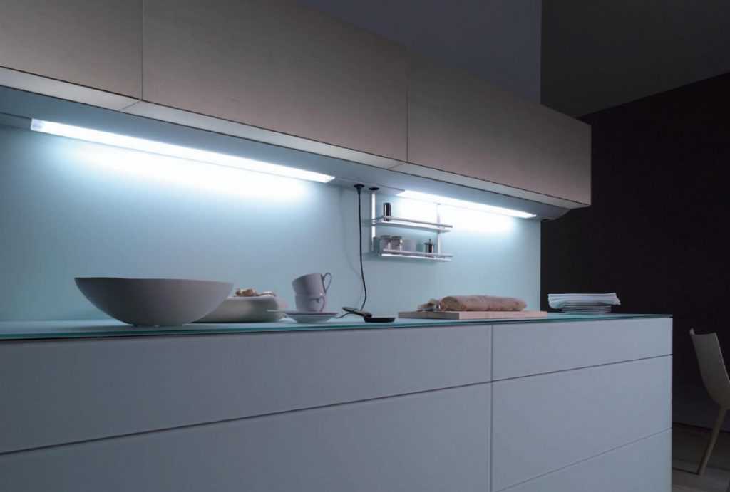 Подсветка рабочей зоны на кухне (59 фото): освещение светодиодной лентой, свет над рабочей кухонной поверхностью, использование сенсорных светильников