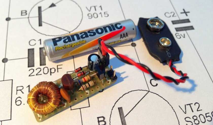 Чтобы записать светодиод от одной батарейки на 1,5 вольт достаточно собрат небольшой преобразователь из доступных и недорогих компонентов
