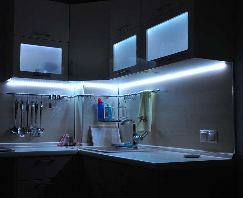 Подсветка рабочей зоны на кухне (59 фото): освещение светодиодной лентой, свет над рабочей кухонной поверхностью, использование сенсорных светильников