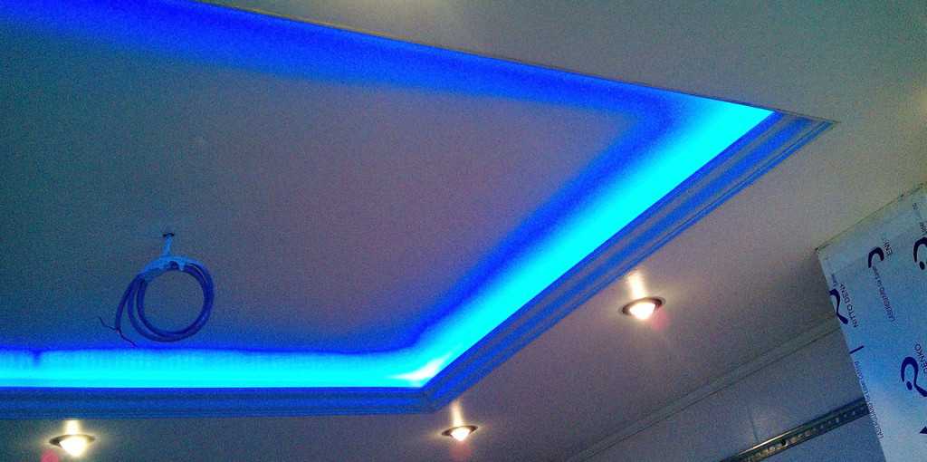 Потолок из гипсокартона с подсветкой светодиодной лентой на двух уровнях своими руками: комбинированная конструкция из натяжного потолка и гипсоскартона