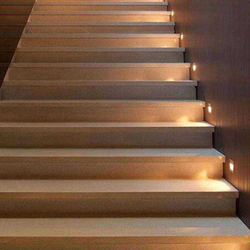 Подсветка лестницы на ступенях (33 фото): конструкции со светодиодной лентой, светильники для ступенек кинотеатра