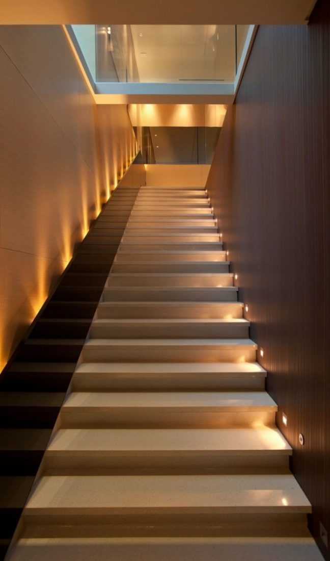 Освещение лестницы в частном доме: познаем подробно