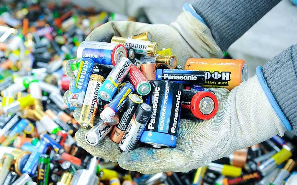 Почему нельзя и когда можно выбрасывать батарейки в мусор. мифы и заблуждения о загрязнении природы.