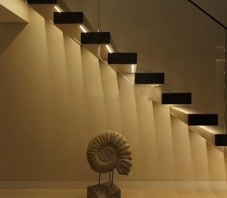Освещение лестницы на второй этаж в частном доме: как организовать подсветку ступеней и лестничных клеток, какие настенные и встраиваемые светильники выбрать
