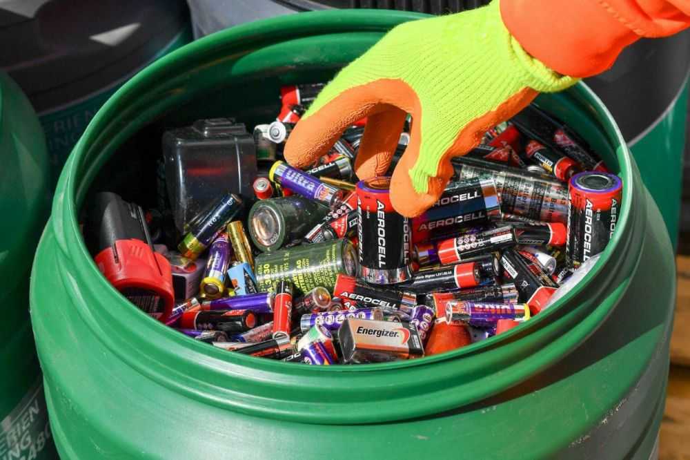 Почему нельзя выкидывать батарейки в мусорное ведро, чем это опасно