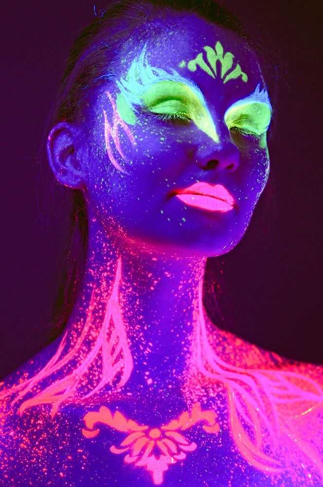 Нанесение флуоресцентной краски на тело