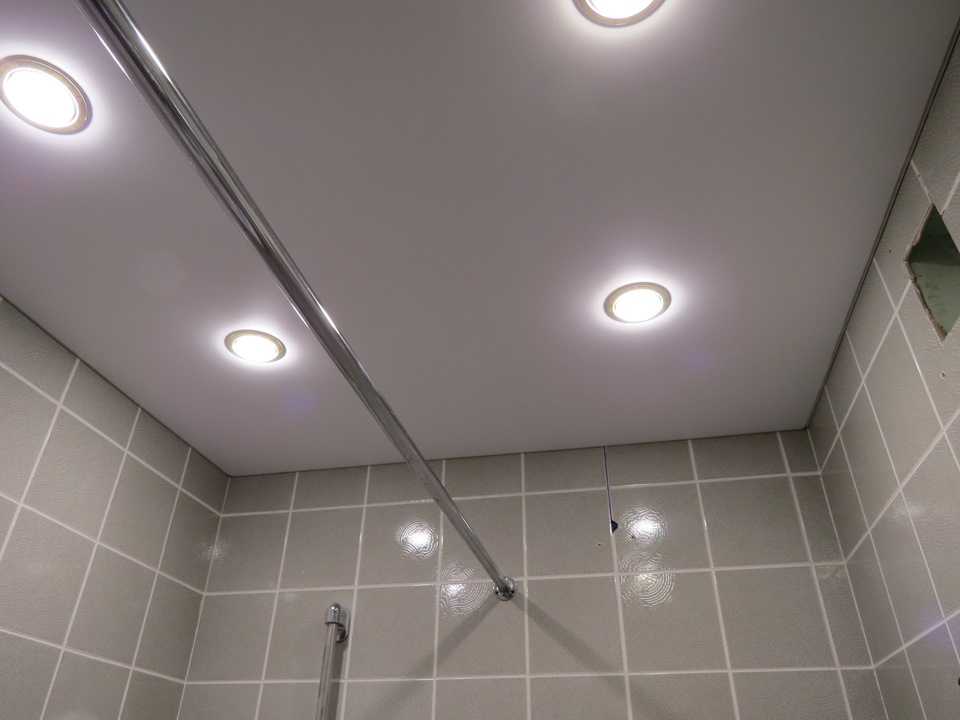 Светильники для ванной: как выбрать потолочные точечные на 220 v, бра на стену или дизайнерские для душевых помещений, на пластиковый или натяжной потолок