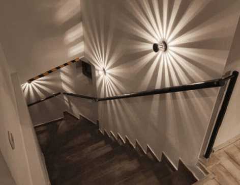 Подсветка лестницы: как сделать освещение ступеней своими руками, схемы и варианты для деревянных лестниц, с датчиком движения, светодиодной лентой