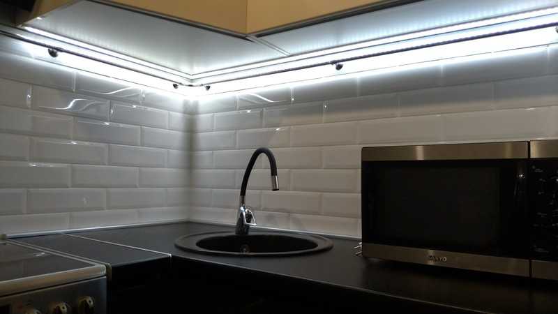 Светодиодные ленты под шкафы на кухне (40 фото): монтаж и подключение подсветки из светодиодами своими руками, кухонные накладные led-ленты