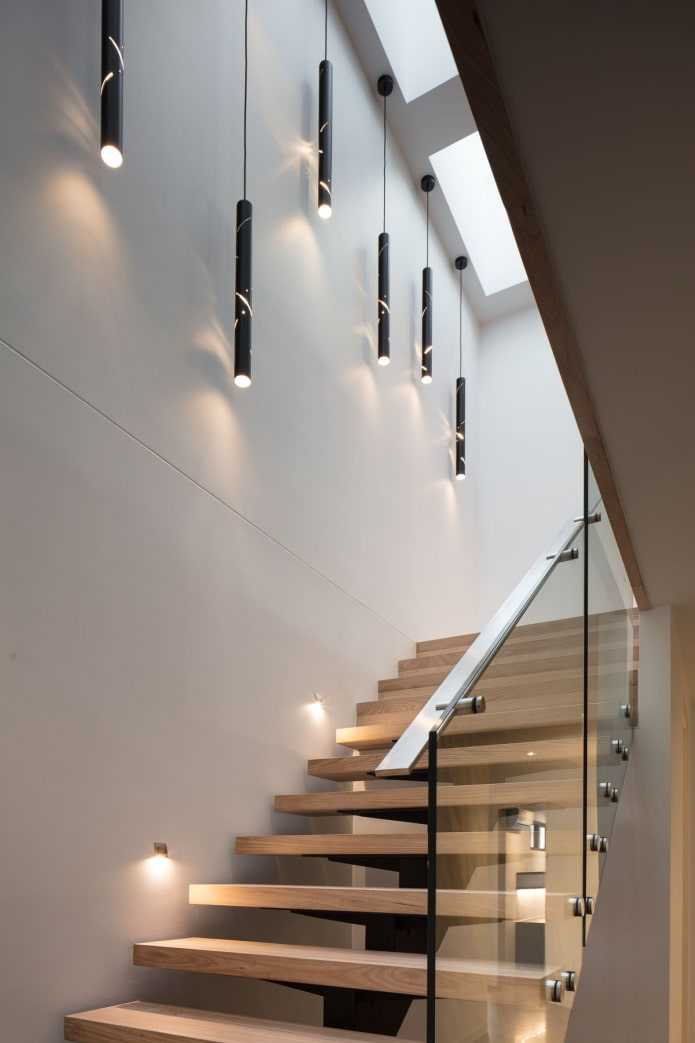 Освещение лестницы в частном доме, как выбрать лампы и осветительные приборы, и как управлять светом - 20 фото