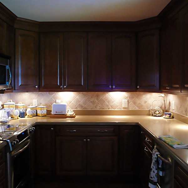 Выбор и монтаж подсветки под шкафы на кухне: описываем во всех подробностях