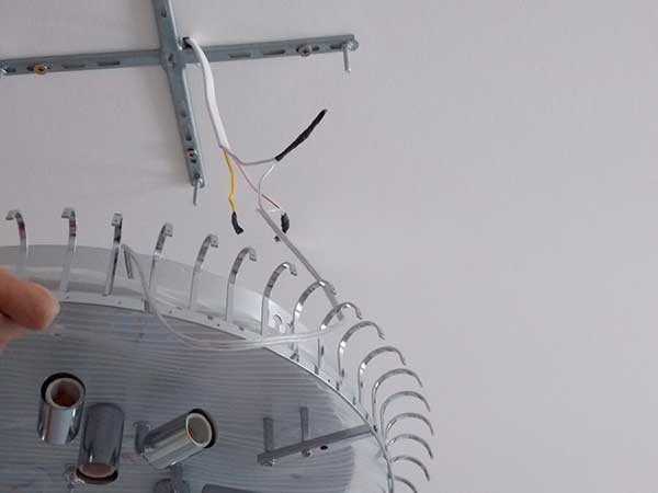 Как повесить люстру на потолок: особенности установки