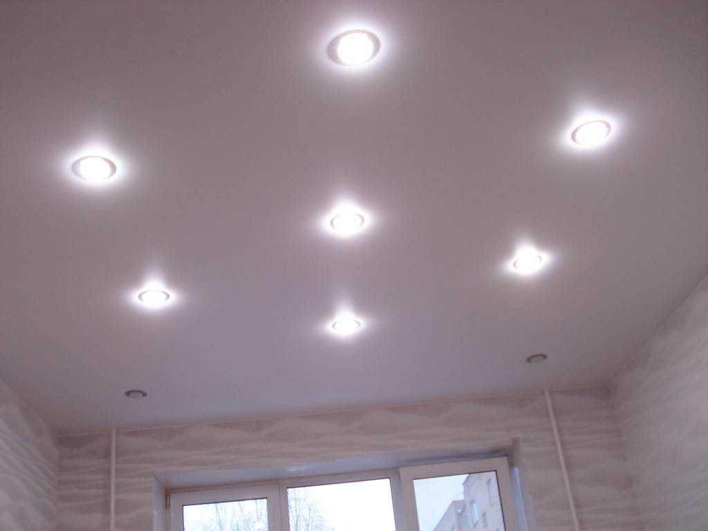 Схемы расположения точечных светильников на натяжном потолке в разных помещениях