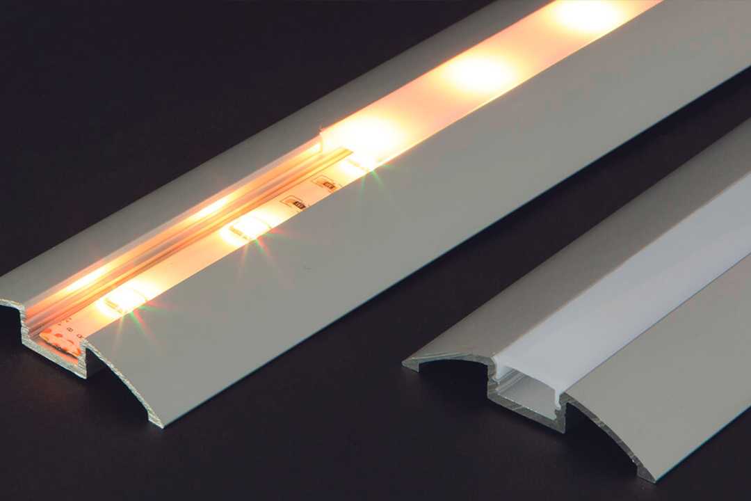 Подсветка потолка с помощью плинтуса для светодиодной ленты