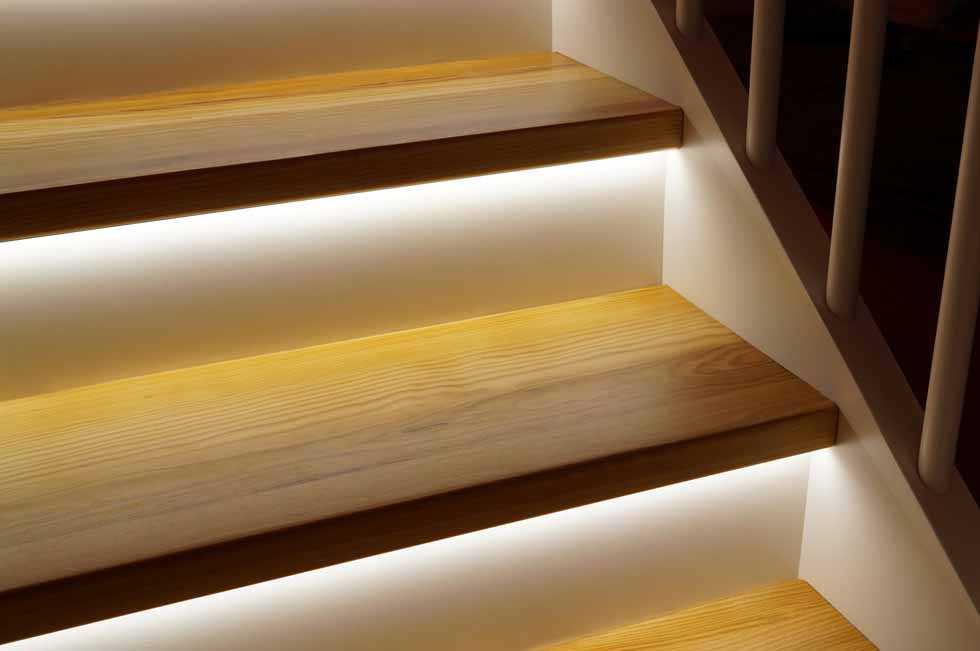 Подсветка лестницы (60 фото): встраиваемые в стену светодиодные лестничные светильники, варианты для ступеней в доме
