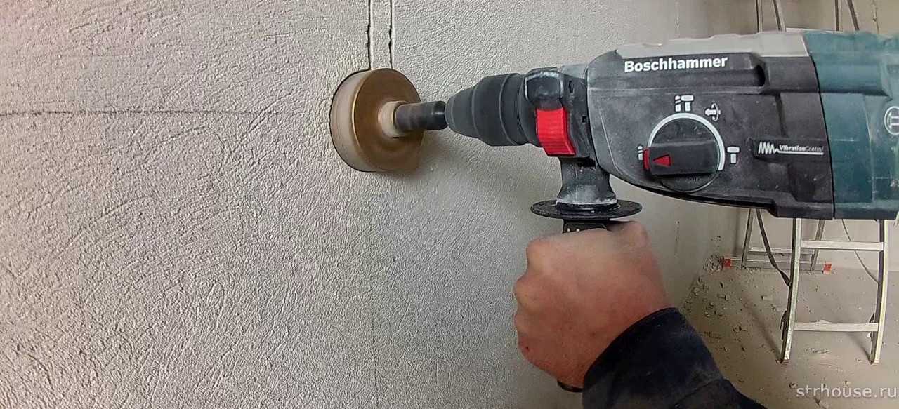 Как сделать отверстие под розетку в бетонную стену