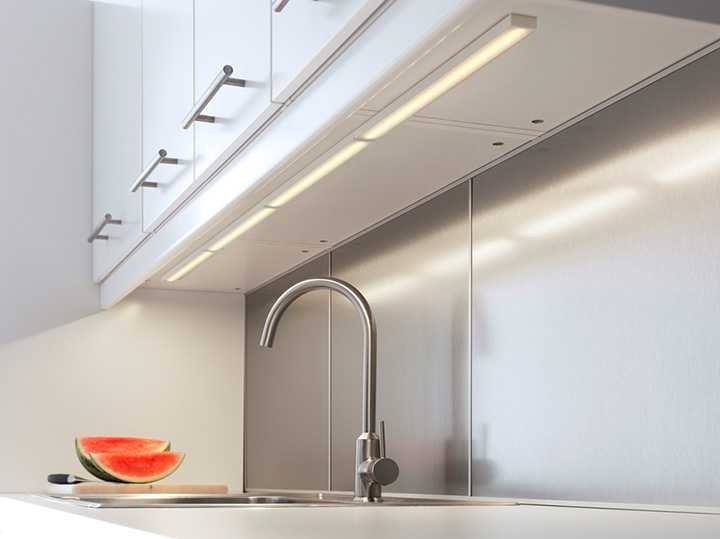 Какую выбрать подсветку для кухни под шкафы: какая лучше и как произвести монтаж своими руками?