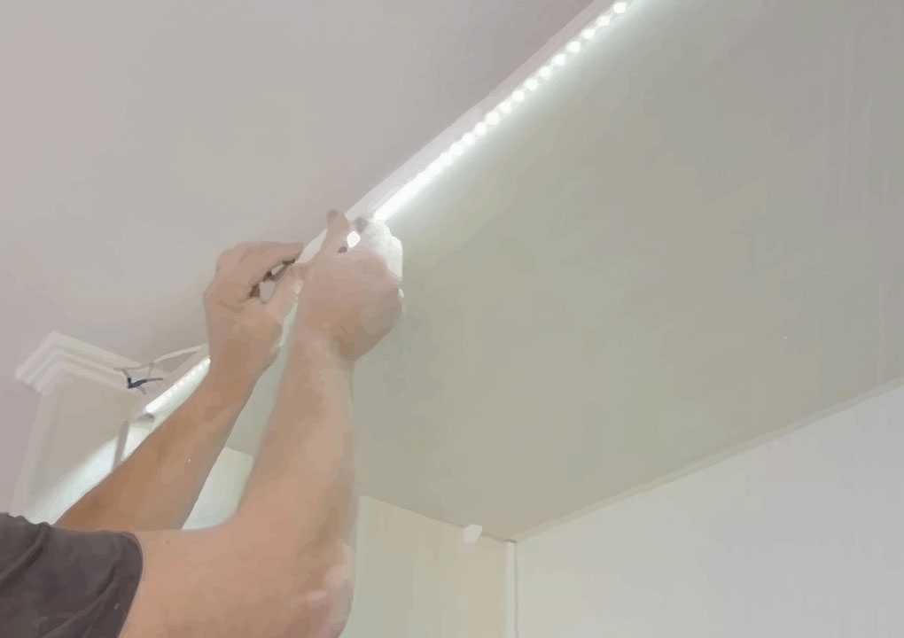 Светодиодная лента на потолок: тонкости монтажа, схемы подключения. 118 фото красивого оформления потолка светодиодной лентой!