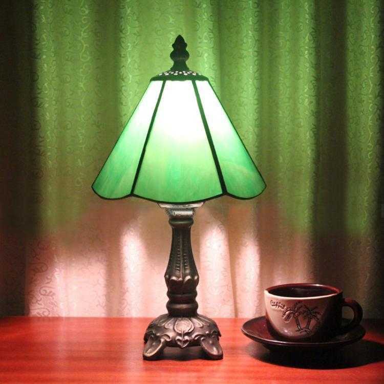 Настольные зеленые лампы - история светильника и роль в интерьере