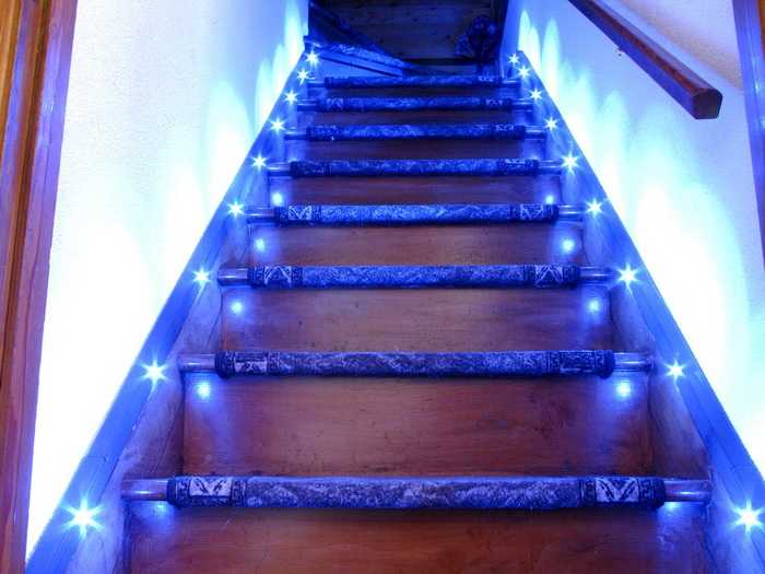 Подсветка ступеней лестницы светодиодной лентой - всё о лестницах