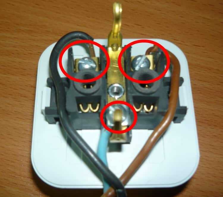Почему нагревается металлический проводник с током