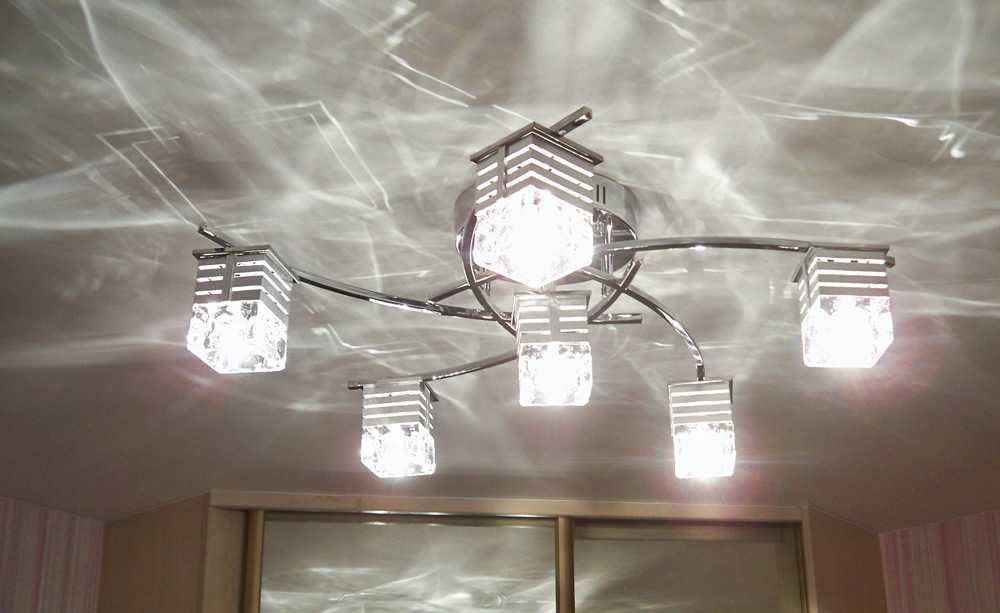 Светильники для натяжных потолков точечные, подвесные, подсветка – какие лучше, как подобрать лампы