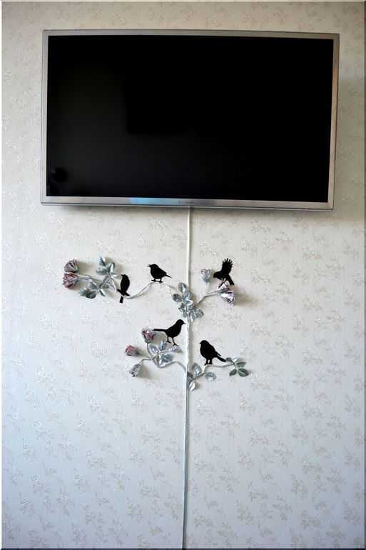Как повесить телевизор на стену с кронштейном и спрятать провода?