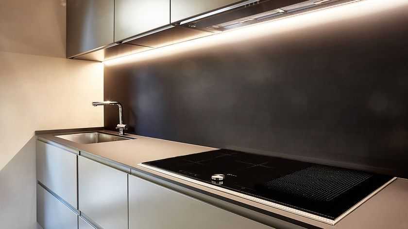 Светодиодная подсветка для рабочей зоны кухни (33 фото): особенности сенсорной ленты. как расположить освещение? достоинства и недостатки кухонных светильников
