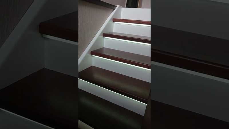 Подсветка лестницы (60 фото): встраиваемые в стену светодиодные лестничные светильники, варианты для ступеней в доме