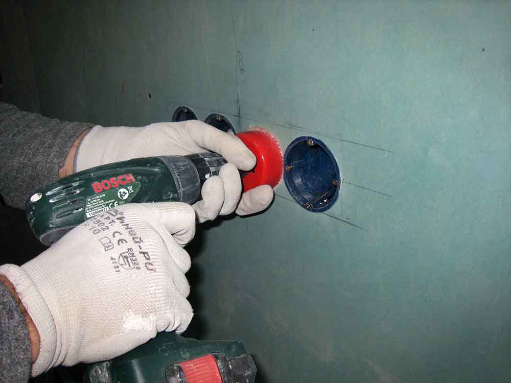 Чем сделать (сверлить) отверстие под розетку в бетонную стену