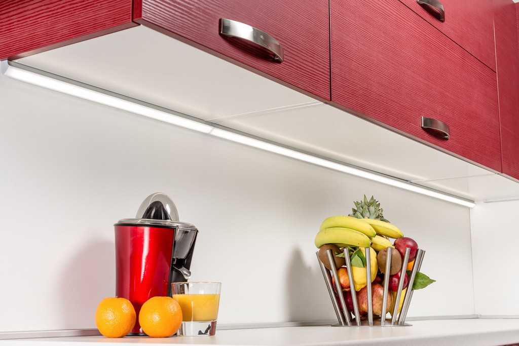 5 способов как крепить светодиодную ленту — к потолку, на кухне в гарнитуре, к гипсокартону.