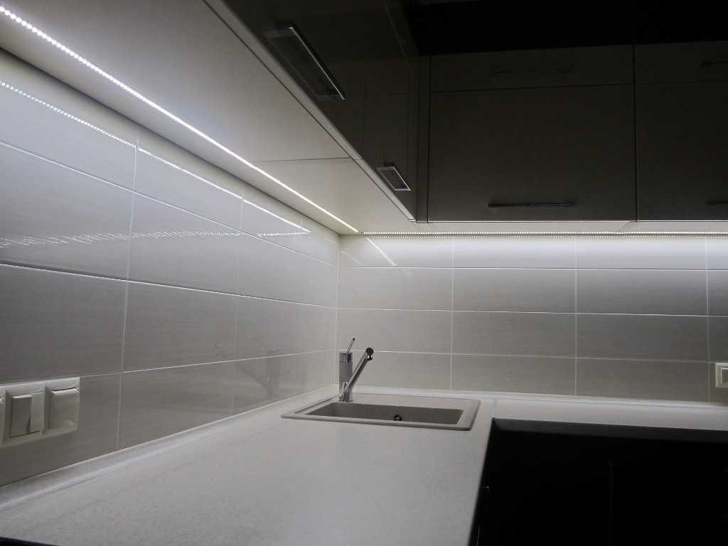 Светодиодные ленты под шкафы на кухне (40 фото): монтаж и подключение подсветки из светодиодами своими руками, кухонные накладные led-ленты