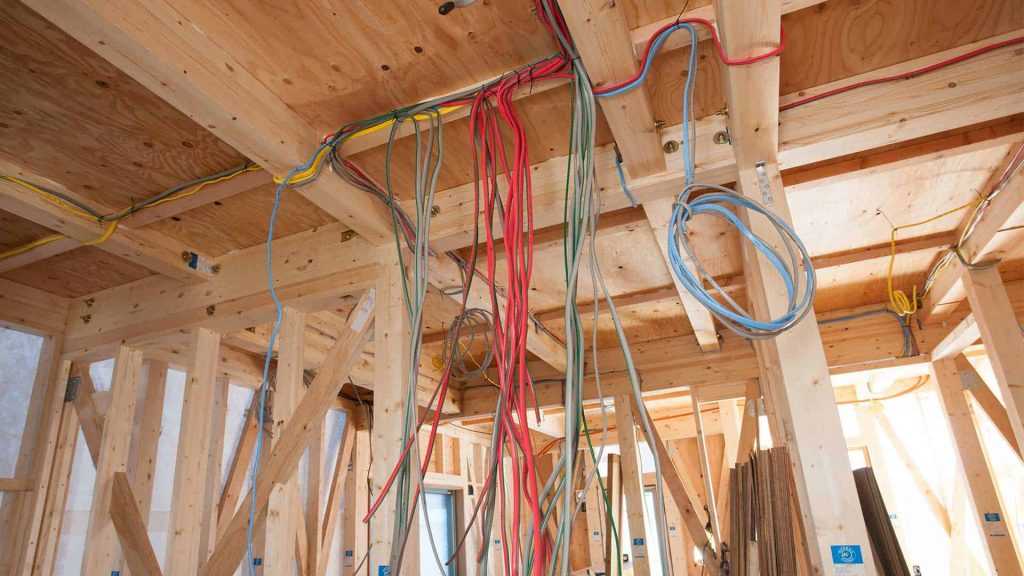 Открытая проводка в деревянном доме своими руками – особенности и способы ее монтажа
