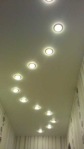 Расположение светильников на натяжном потолке: фото и схемы расположения точечных светильников
