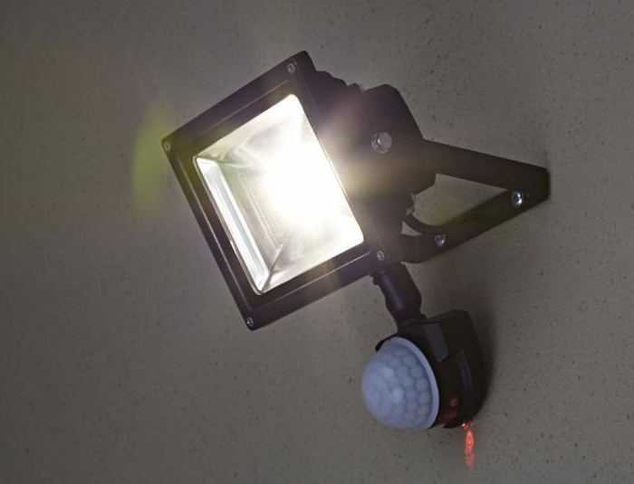 Как подключить светодиодный прожектор: ответы электрика и рекомендации