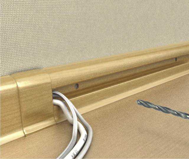 Прокладка кабеля в плинтусе: преимущества и недостатки. как уложить провод в плинтус