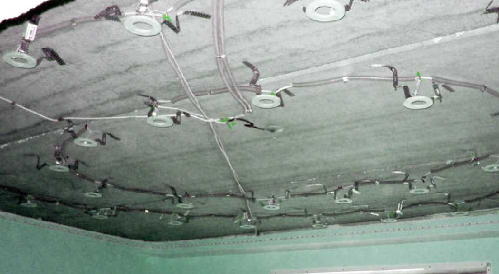 Как установить точечный светильник в натяжной потолок.