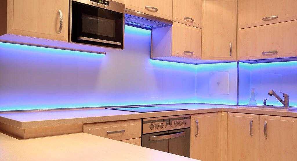 Подсветка для кухни под шкафы светодиодная: 65 фото в интерьере